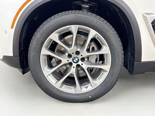 Mineral White Metallic 2026 BMW X5 sDrive40i
