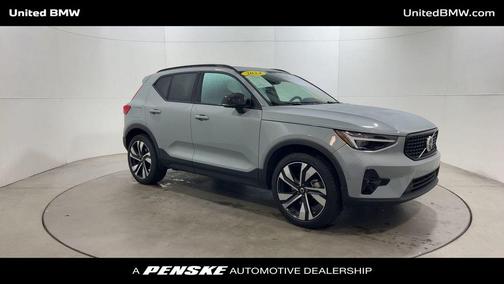 2024 Volvo XC40 B5 Ultimate Dark Theme