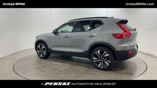 2024 Volvo XC40 B5 Ultimate Dark Theme
