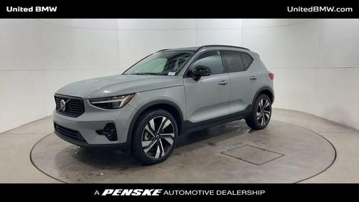2024 Volvo XC40 B5 Ultimate Dark Theme