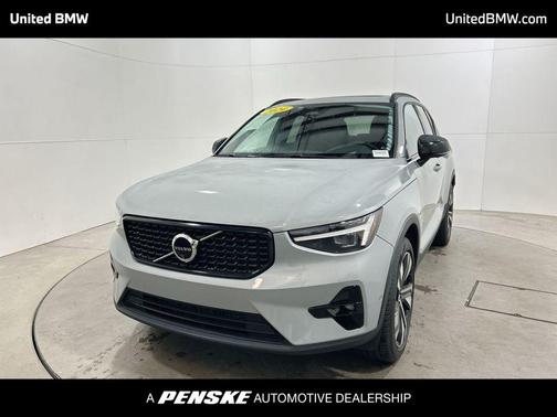 2024 Volvo XC40 B5 Ultimate Dark Theme