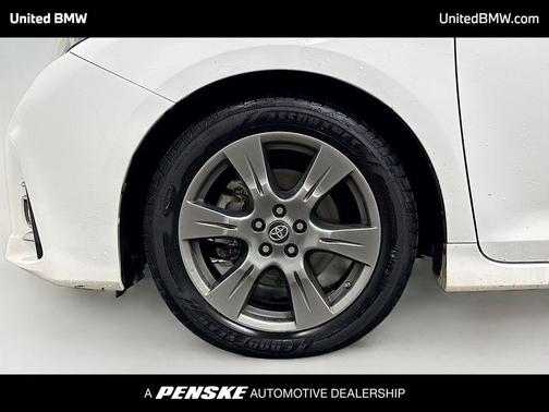 Super White 2019 Toyota Sienna SE
