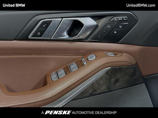 Carbon Black Metallic 2024 BMW X7 xDrive40i