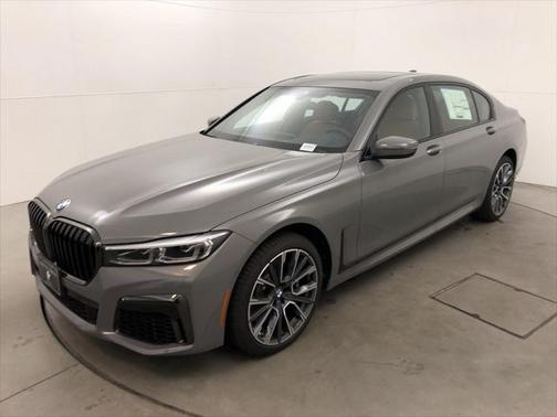 Bernina Grey Amber Effect Metallic 2022 BMW 740 i