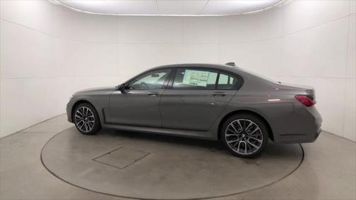 Bernina Grey Amber Effect Metallic 2022 BMW 740 i