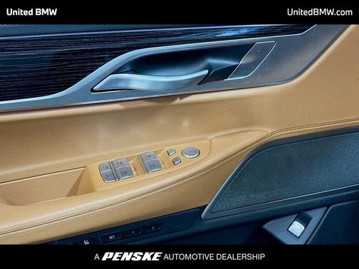 Bernina Grey Amber Effect Metallic 2022 BMW 740 i