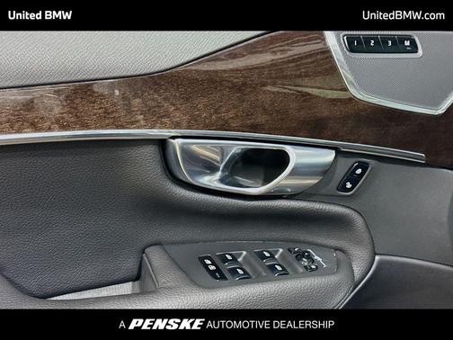 2017 Volvo XC90 T6 Momentum