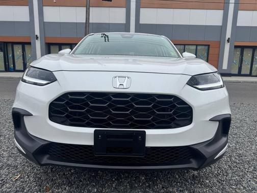 White 2025 Honda HR-V LX