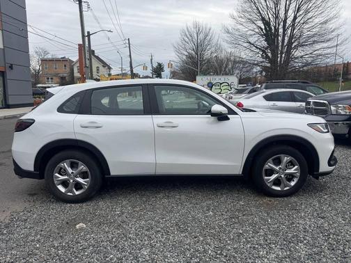 White 2025 Honda HR-V LX