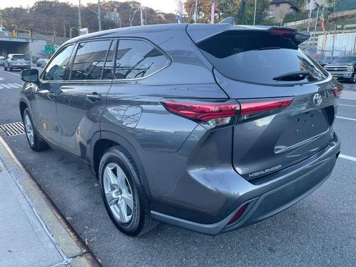 2022 Toyota Highlander LE