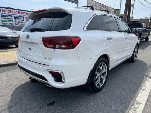 White 2019 Kia Sorento SX