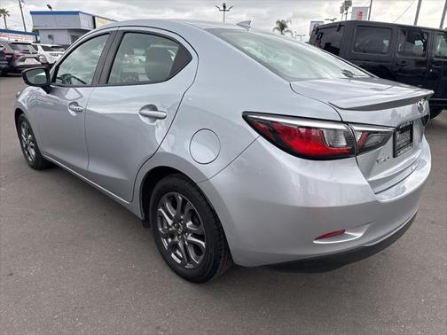 2020 Toyota Yaris Sedan LE