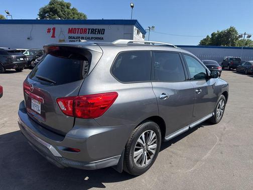 Gun Metallic 2017 Nissan Pathfinder S