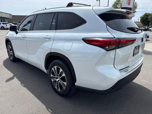 Wind Chill Pearl 2023 Toyota Highlander XLE