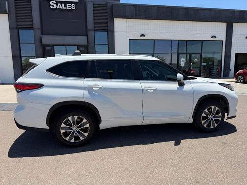 Wind Chill Pearl 2023 Toyota Highlander XLE