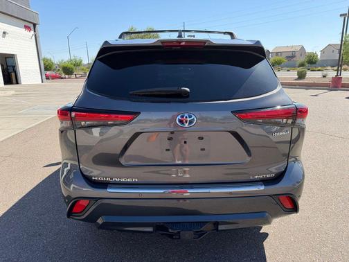 Magnetic Gray Metallic 2023 Toyota Highlander Hybrid Limited