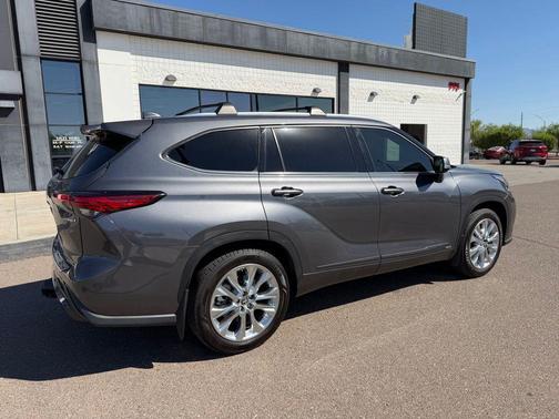 Magnetic Gray Metallic 2023 Toyota Highlander Hybrid Limited