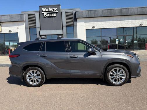 Magnetic Gray Metallic 2023 Toyota Highlander Hybrid Limited