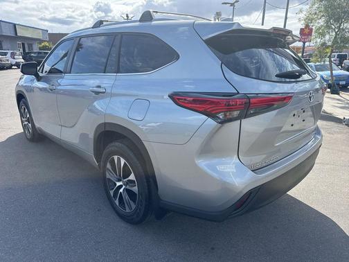 Celestial Silver Metallic 2023 Toyota Highlander Hybrid XLE