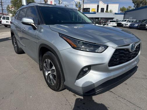 Celestial Silver Metallic 2023 Toyota Highlander Hybrid XLE