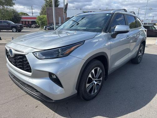 Celestial Silver Metallic 2023 Toyota Highlander Hybrid XLE