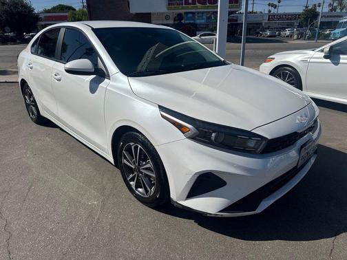 Snow White Pearl 2023 Kia Forte LXS