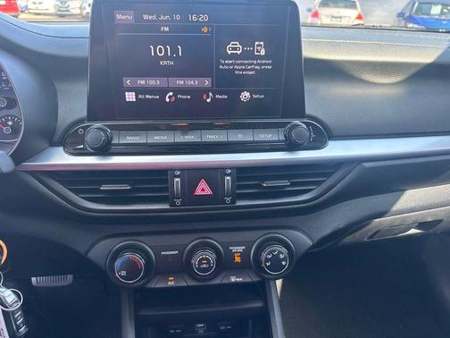 Snow White Pearl 2023 Kia Forte LXS