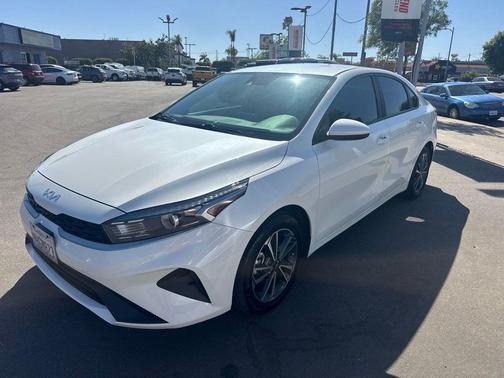 Snow White Pearl 2023 Kia Forte LXS