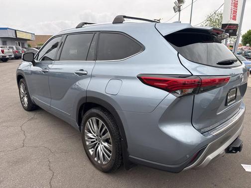 Moon Dust 2022 Toyota Highlander Hybrid Platinum