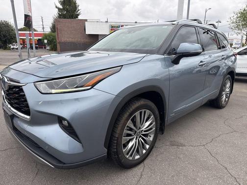 Moon Dust 2022 Toyota Highlander Hybrid Platinum