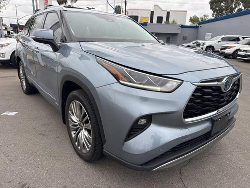 Moon Dust 2022 Toyota Highlander Hybrid Platinum