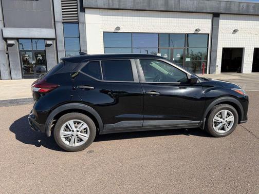 Super Black 2022 Nissan Kicks S
