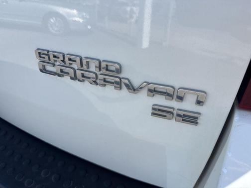 Stone White 2010 Dodge Grand Caravan SE