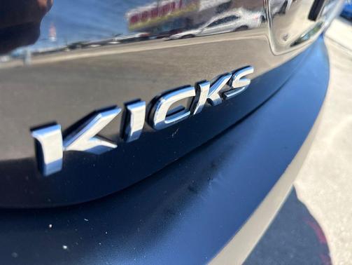 Super Black 2019 Nissan Kicks SV