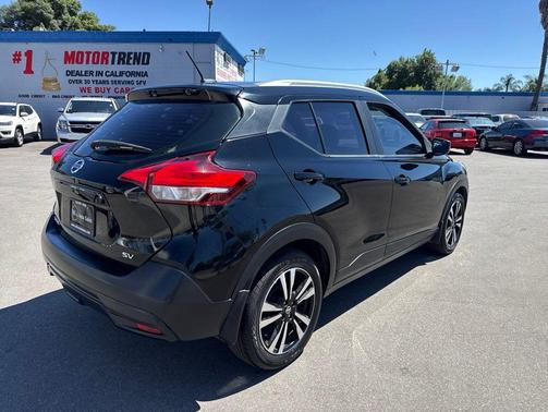 Super Black 2019 Nissan Kicks SV