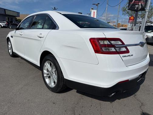 Oxford White 2019 Ford Taurus SE