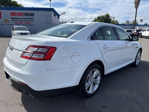 Oxford White 2019 Ford Taurus SE