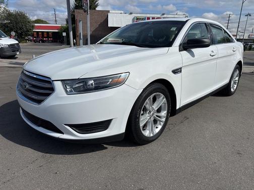 Oxford White 2019 Ford Taurus SE