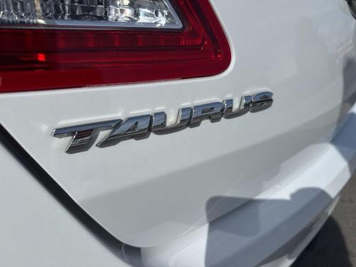 Oxford White 2019 Ford Taurus SE