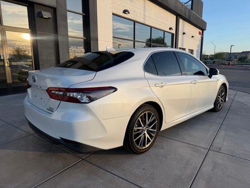Wind Chill Pearl 2021 Toyota Camry Hybrid XLE