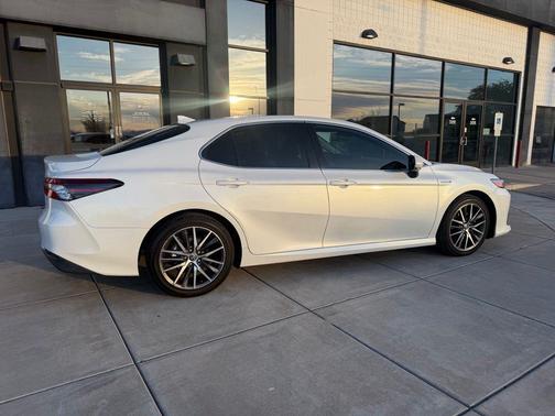 Wind Chill Pearl 2021 Toyota Camry Hybrid XLE