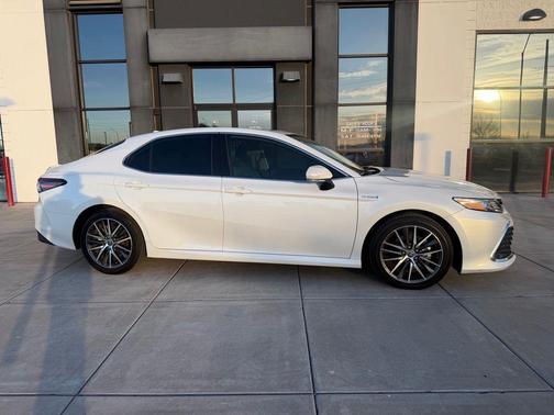Wind Chill Pearl 2021 Toyota Camry Hybrid XLE