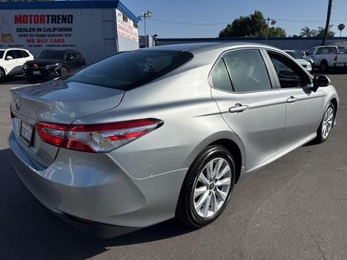 Celestial Silver Metallic 2018 Toyota Camry LE
