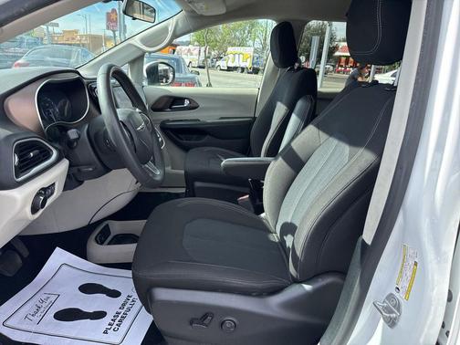 2022 Chrysler Voyager LX