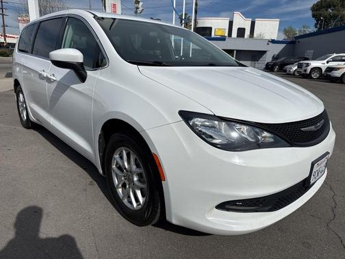 2022 Chrysler Voyager LX