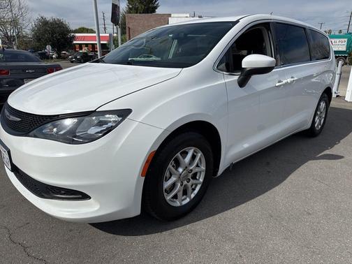 2022 Chrysler Voyager LX