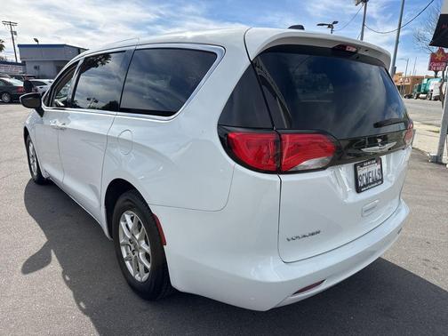 2022 Chrysler Voyager LX