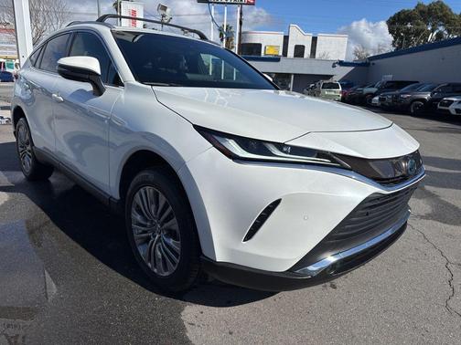 Blizzard Pearl 2022 Toyota Venza XLE