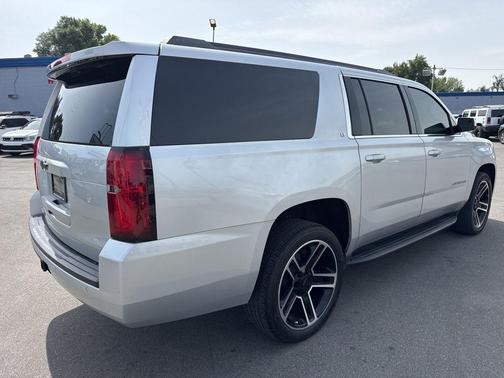Silver Ice Metallic 2020 Chevrolet Suburban LT