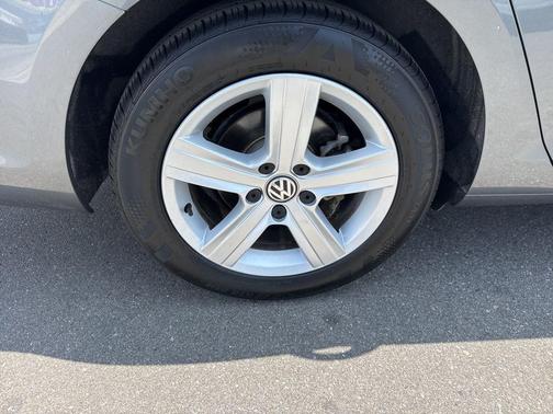 Platinum Gray Metallic 2018 Volkswagen Golf SportWagen TSI SE